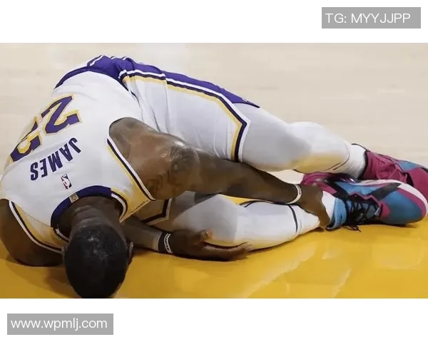 勒布朗-詹姆斯因伤缺席季后赛首场比赛,球迷担心他的复出情况 勒布朗-詹姆斯因伤缺席季后赛首场比赛,球迷担心他的复出情况